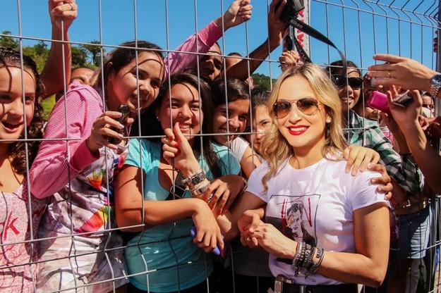 Cláudia Leitte e fãs durante visita à Arena Pernambuco