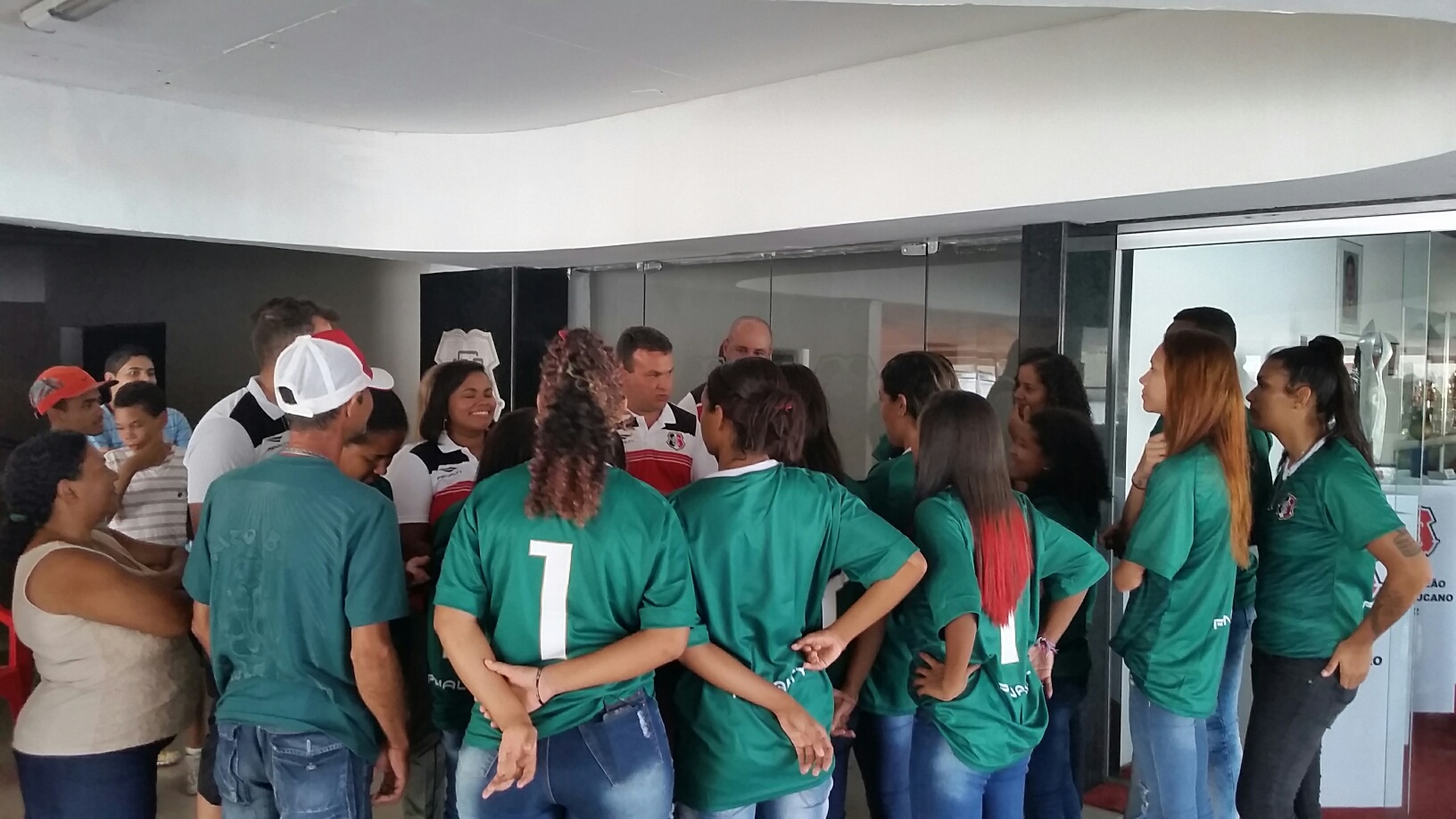 Jogadoras recebem as instruções do treinador Farges Ferraz (Renato Torres/LeiaJáImagens)